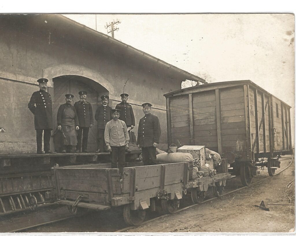 Bm-Loren und Güterwagen der Bauart lfd. Nr. 326 in Glaubitz (bis 1924 Langenberg) bei Riesa an der LDE-Strecke, der Güterschuppen war über eine Wagendrehscheibe erreichbar und wurde etwa 1924 abgerissen. (Slg. Claus Schlegel)