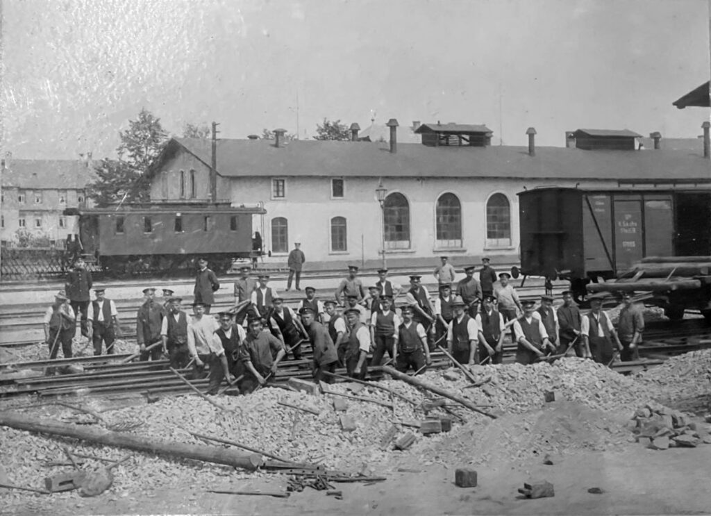 Lokschuppen in Neustadt (Sachs) um 1910 mit Bm-Lore und Wagen der Bauarten lfd. Nr. 184 und 316 (Originalabzug Slg. ISEG)