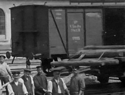 Bildausschnitt mit Bm-Lore und Wagen der Bauarten lfd. Nr. 316 (Originalabzug im Bilderrahmen Slg. ISEG)