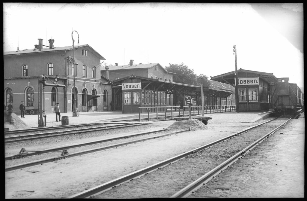 Bahnhof Nossen 1913 mit Bm-Lore (Brück & Sohn, Slg. Deutsche Fotothek, PDM 1.0 - gemeinfrei)