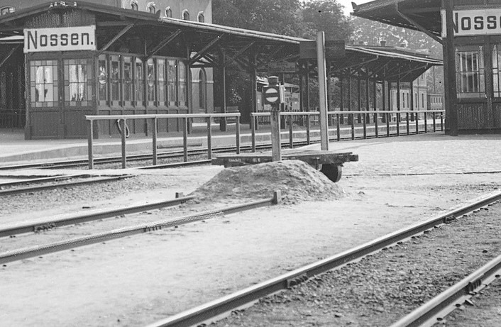 Bildausschnitt mit Bm-Lore am Bahnhof Nossen 1913 (Brück & Sohn, Slg. Deutsche Fotothek, PDM 1.0 - gemeinfrei)
