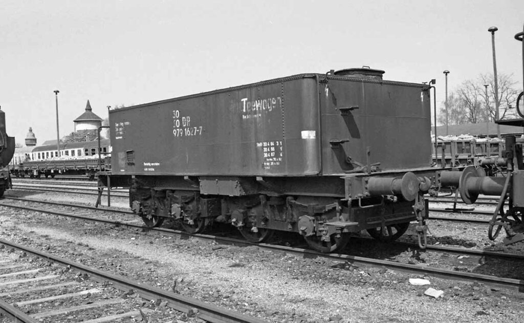 Tender einer XIIH2 als Wasserwagen Ende der  1980er Jahre in Berlin-Schöneweide (Jan Lukow)