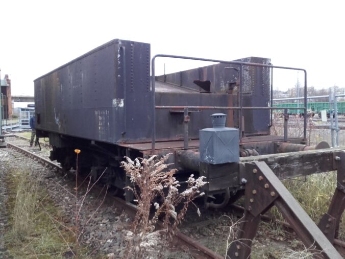 Bei dem am 24.11.2021 aufgenommenen Wasserwagen in Gera handelt es sich um den ehemaligen Tender einer sächsischen XII H2 bzw. 38er (André Marks)
