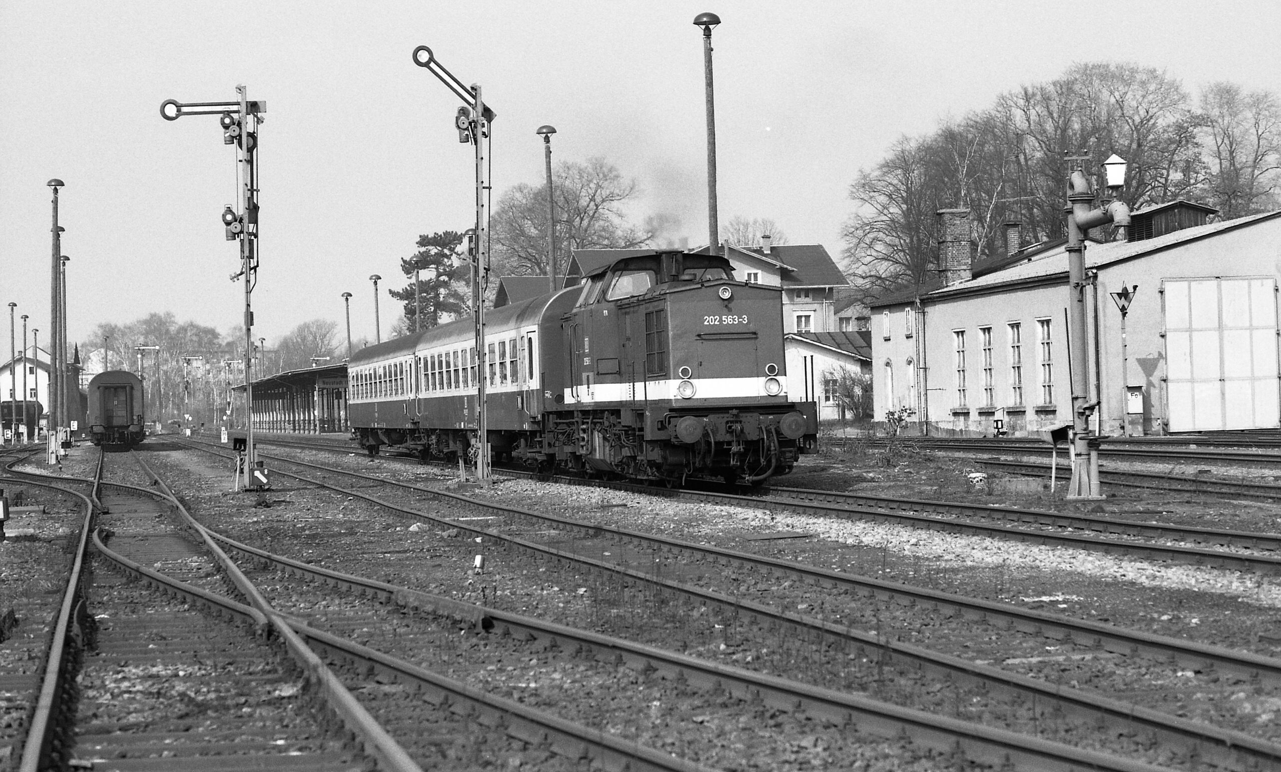 Im März 1997 fährt 202 563-3 mit einem Personenzug Richtung Neukirch/Lausitz aus. (Burkhard Wollny)