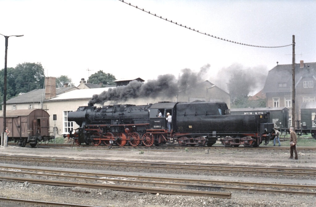 Am 13.08.2928 rangierte 52 8115 vor dem zwei Jahre zuvor modernisierten Lokschuppen (Günter Schubert)
