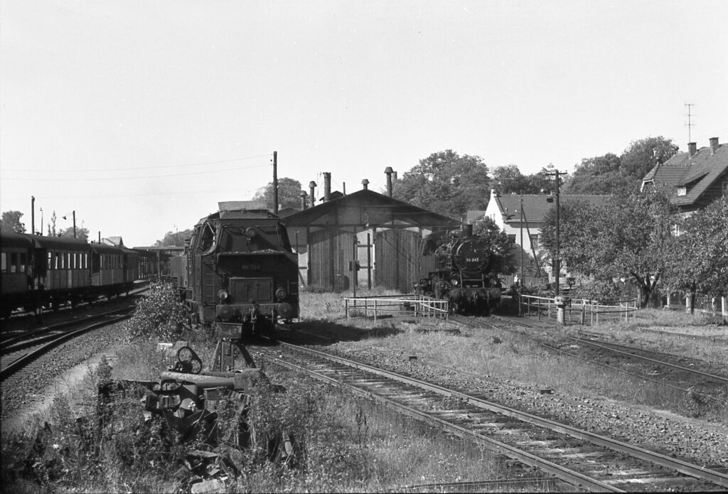 Am 24.09.1964 standen 86 243 und 354 vor dem damals noch weitgehend im Originalzustand befindlichen Heizhaus. Auch die Segmentdrehscheibe war noch vorhanden. (Günter Meyer)