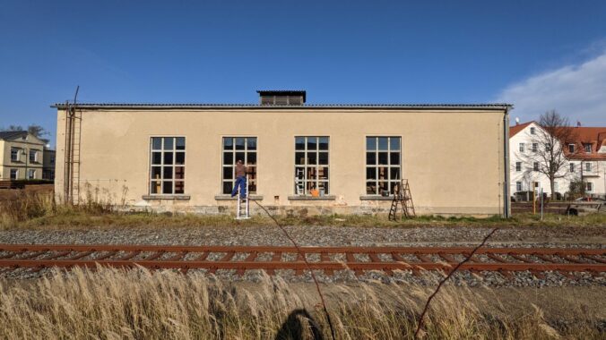 Die neuen Betonrahmenfenster sind verglast (Foto: Axel Trendelenburg)