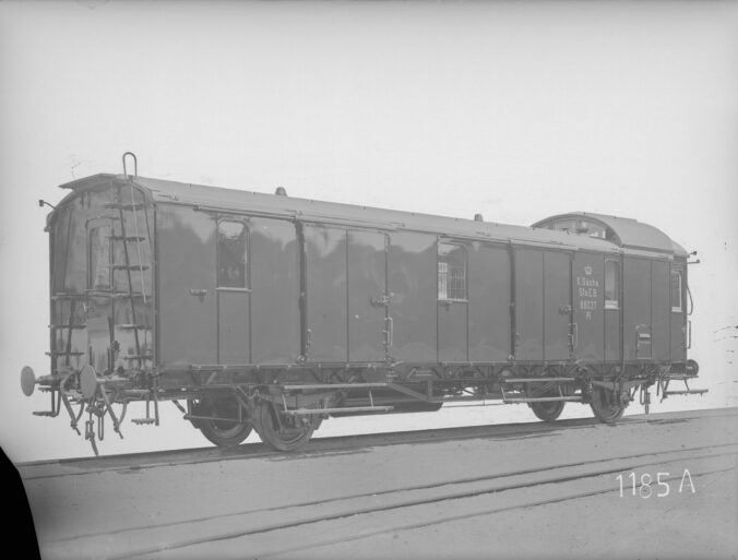 Pw Sa 17 Nr. 66027 .der K.Sächs.Sts.E.B. auf einem Werksfoto in Görlistz (Slg. Verkehrsmuseum Dresden)