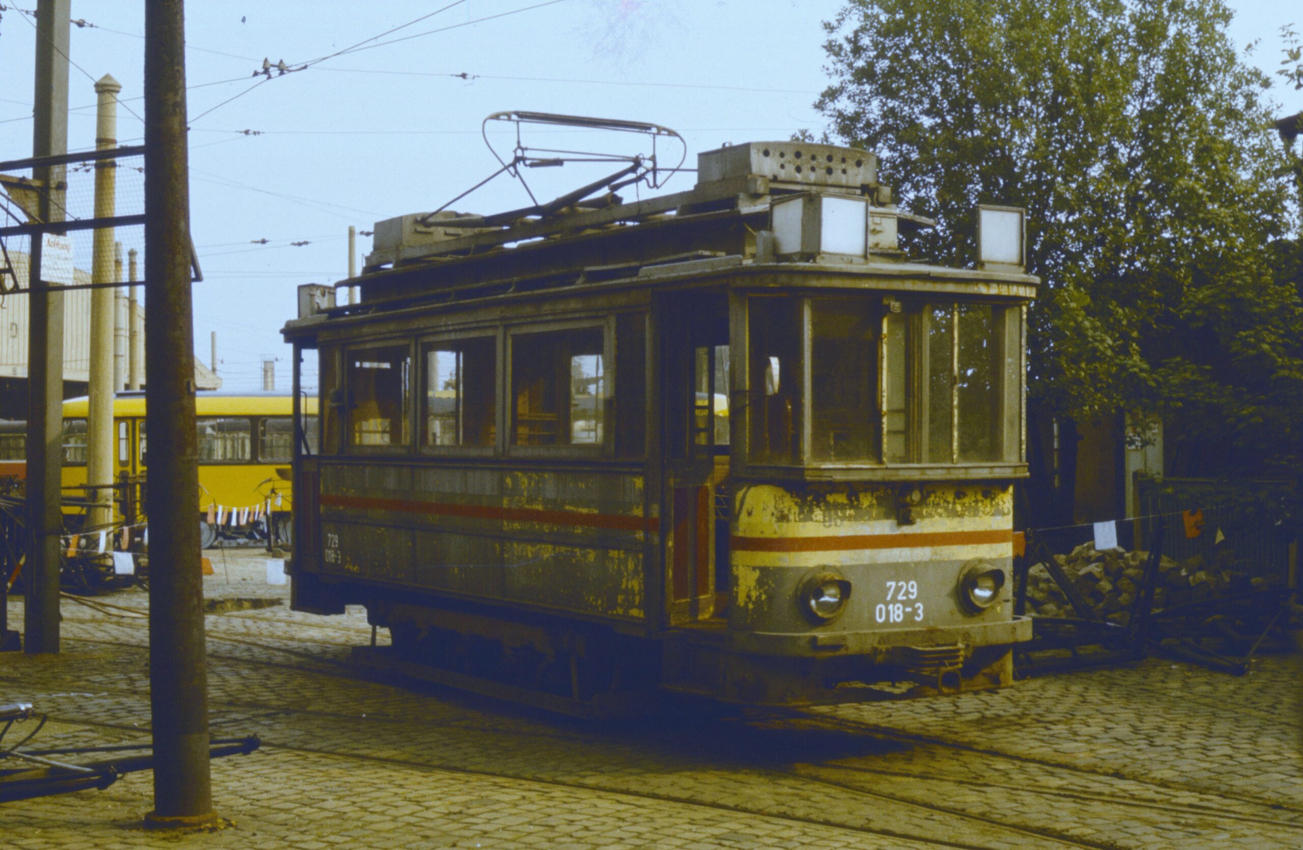 Tw 818 II als 729 028 beim Rangieren in Trachenberge am 23.09.1989 (Wolfgang Schreiner, Slg. Thomschke)