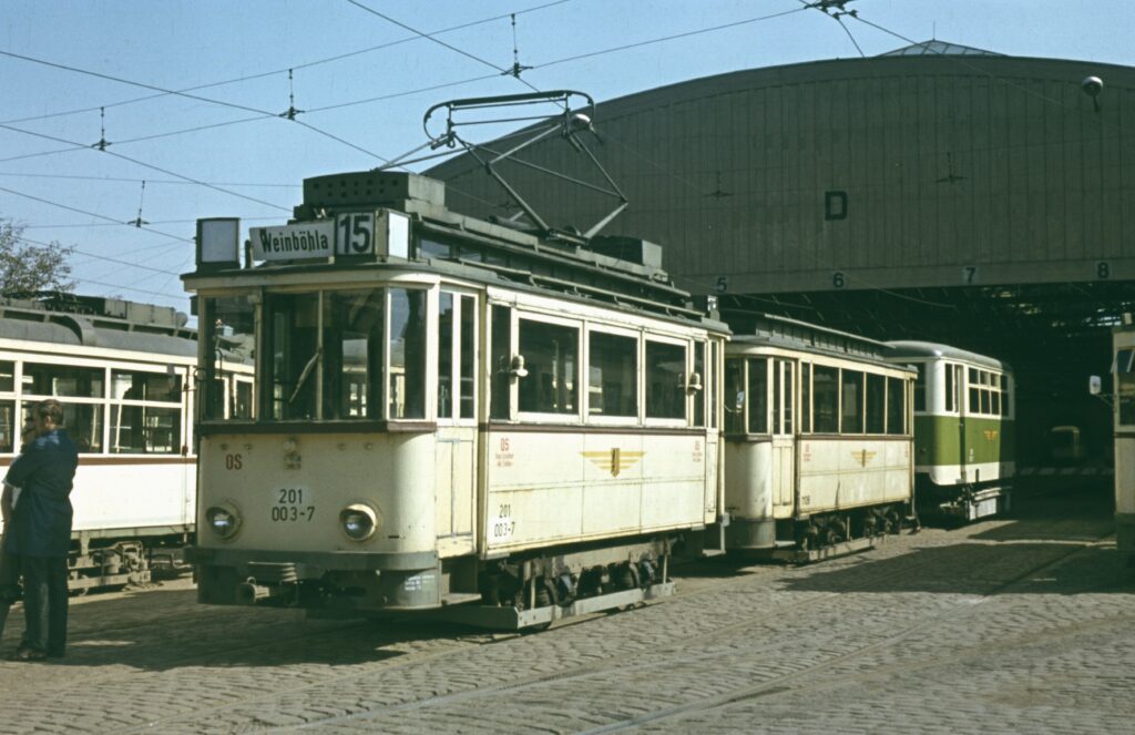 Bei einer Fahrzeugausstellung am 08.10.1971 präsentierte sich Tw 818 II mit seiner neuen EDV-Nummer 201 003-7 einer breiteren Öffentlichkeit, mehrere Fotos sind überliefert.  (Wolgang Schreiner)