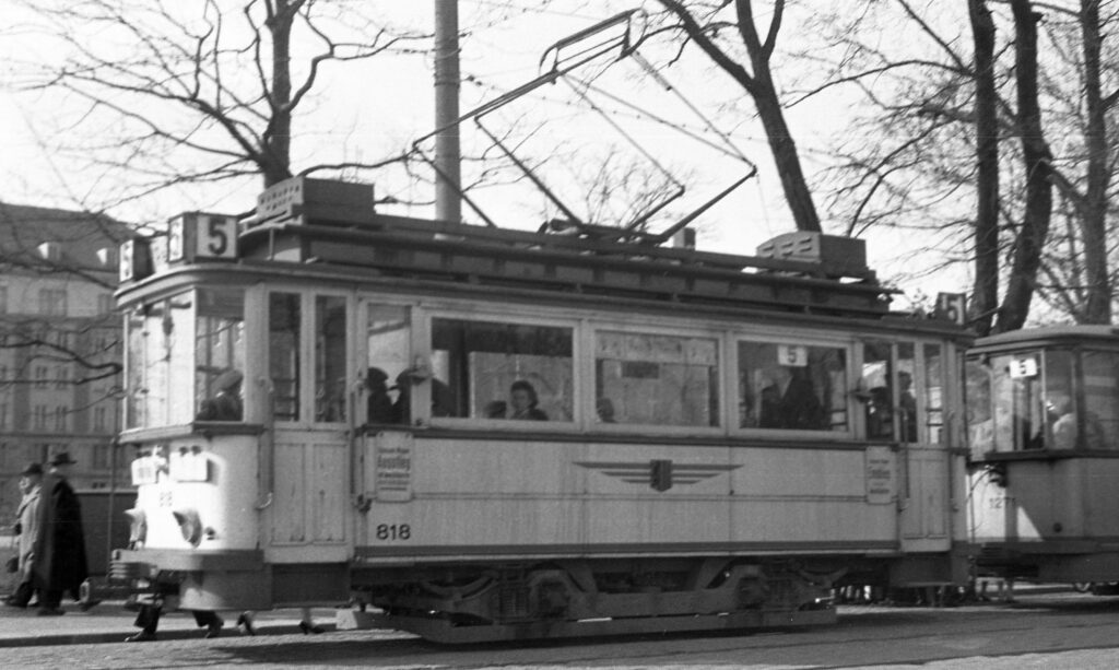 Auch auf der Linie 5 war 818 II anzutreffen, hier im September 1957 (Dönges, Slg. Mario Schatz)