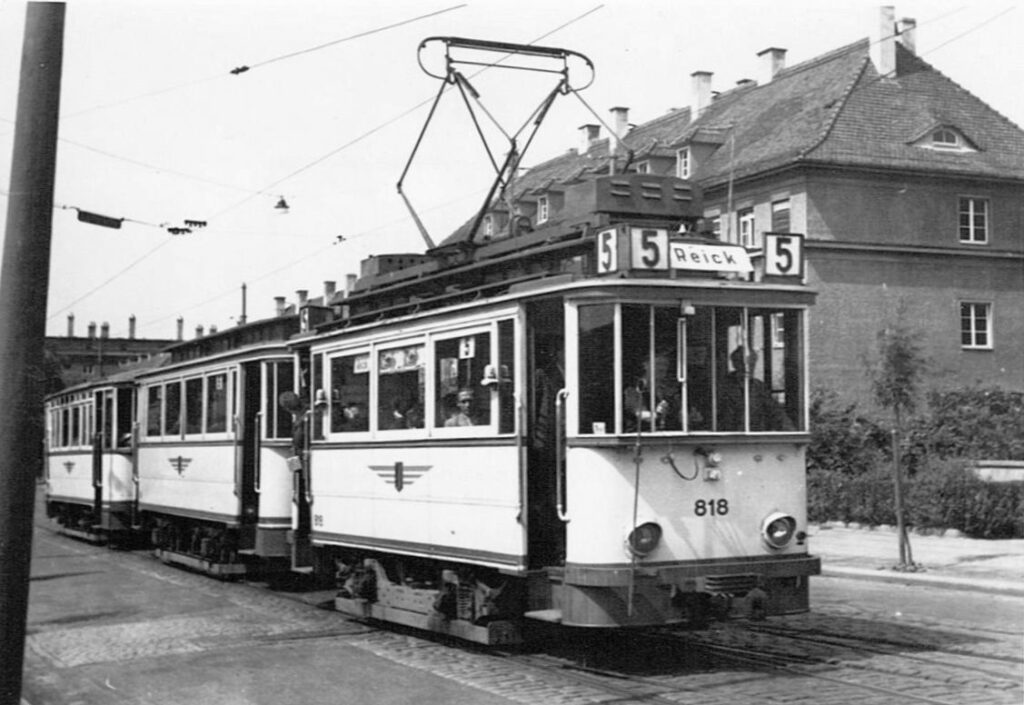 Im August 1956 stellt TW 818 mit zwei Beiwagen seine Zugkraft auf der Line 5 nach Reick unter Beweis. Kurz zuvor wurde das Fahrzeug revidiert und die Seitenwand begradigt, das Fahrgestell jedoch noch nicht wie bei anderen Fahrzeugen dieser Bauform getauscht (Hochsteiner, Slg. Trendelenburg)