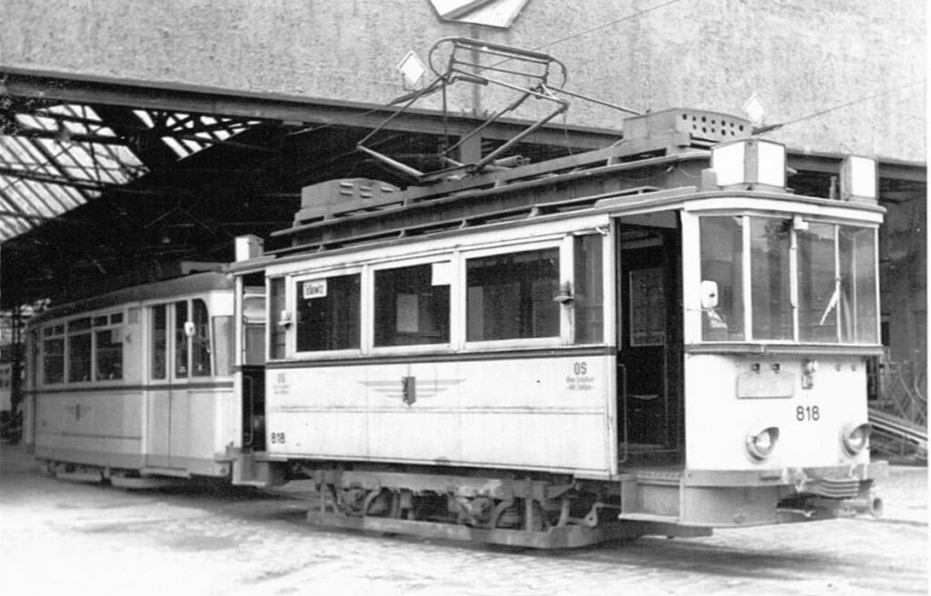 Im Mai 1971 trägt Tw 818 II noch seine alte Nummer, ist aber wieder aufgehübscht (Golzsch, Slg. Axel Trendelenburg)