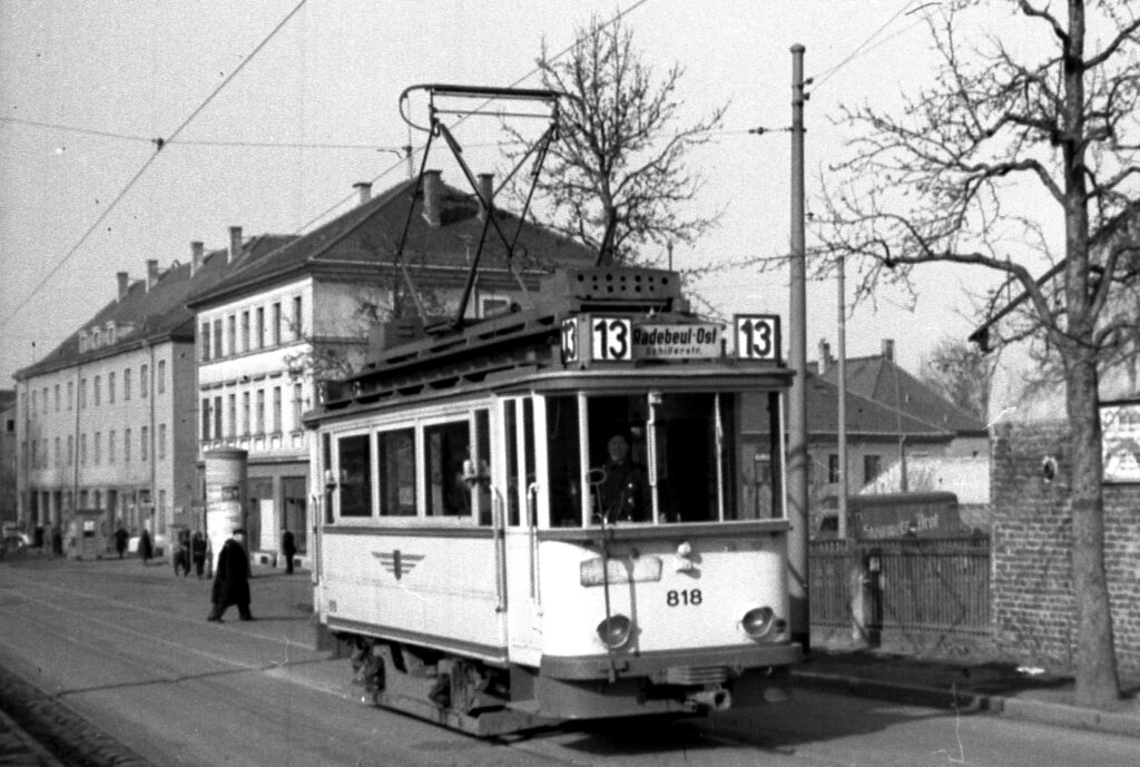 1956 war Tw 818 II in Leubnitz Richtung Radebeul Ost im Einsatz (Mario Schatz)