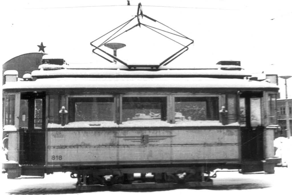 Am 29.03.1970 zeigt sich der von der Witterung gezeichnete TW 818 mit Schneehäubchen, mittlerweile hat er als einer der letzten seiner Art ein Fahrgestell Union alt
bekommen und ist für schaffnerlosen Betrieb adaptiert (mit Zahlboxen und ohne Haltestangen außen) (Manfred Wilhelm, Slg. Mario Schatz)