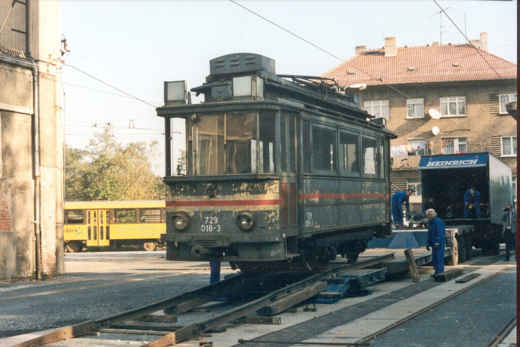 Am verließ Tw 818 II das Dresdener Strassenbahnnetz vorerst für immer. Die Rampe erreichte er noch aus eigener Kraft. (Frank Ebermann)