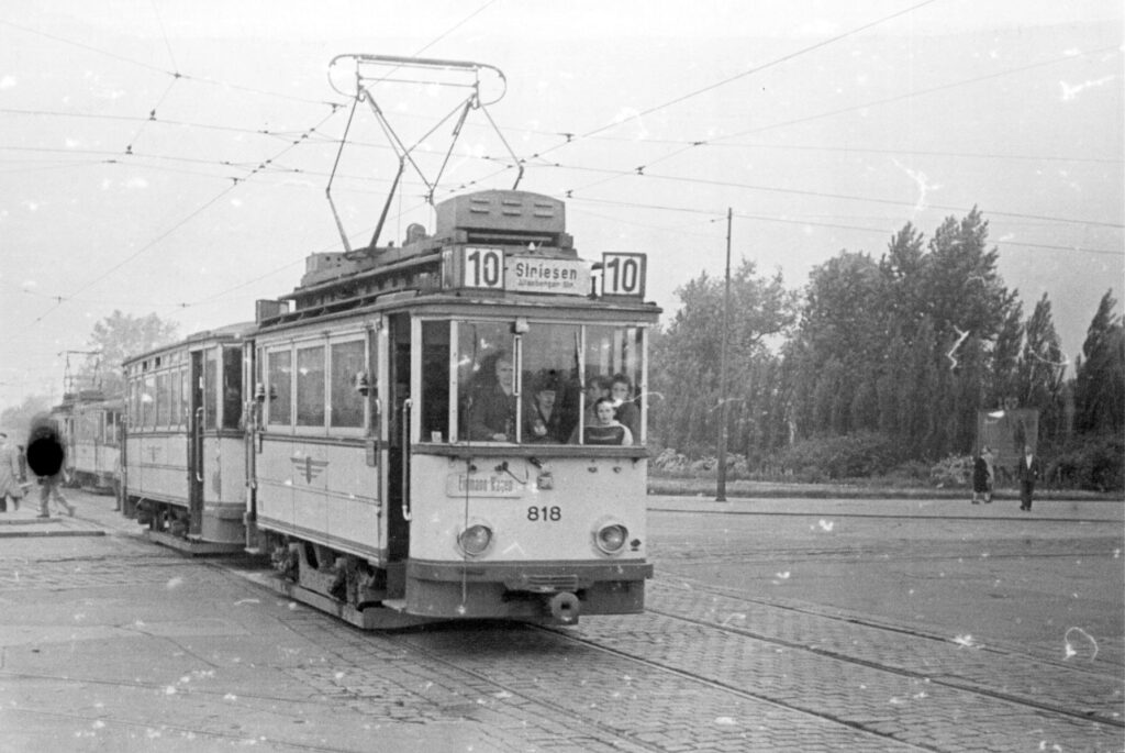 TW 818 II auf der Linie 10 Richtung Striesen. Heute kaum noch vorstellbar: damals durfte die Kinderschar bei offenen Einstiegstür auf em Fahrerstand mitfahren. (unbekannt, Slg. Mario Schatz)