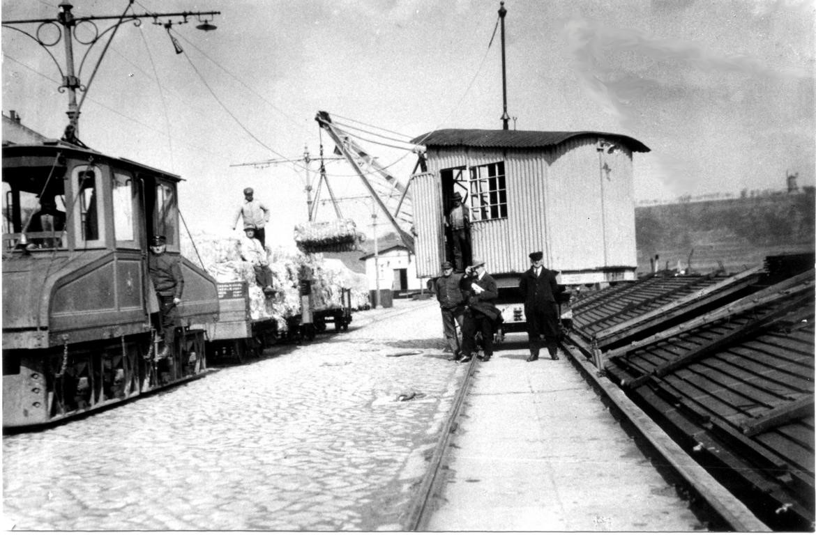 Am Meißner Elbkai erfolgte bis 1939 der Umschlag von Jute aus Übersee von Binnenschiffen auf meterspurige Güterwagen, auf denen der wertvolle Rohstoff zur Verarbeitung in die Jutespinnerei und -weberei Meißen gelangte. (Foto: Sammlung Mattis Schindler)