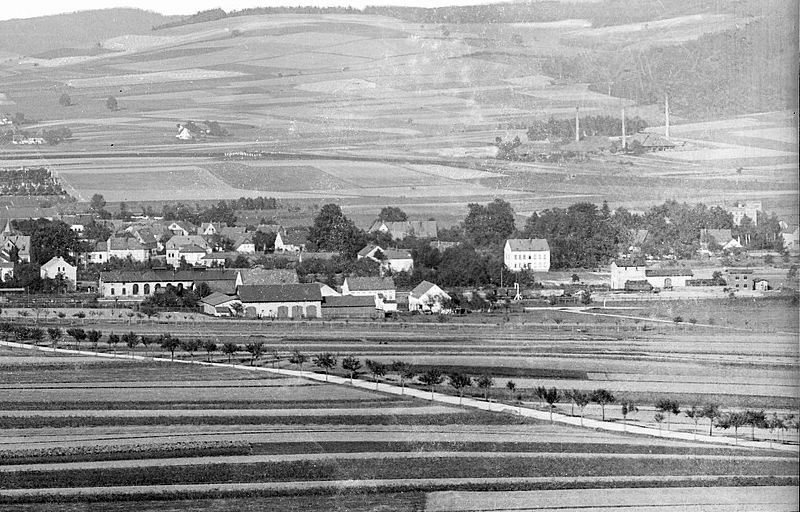 In der deutschen Fotothek findet man es auf einer Aufnahme von 1902 ganz rechts. Auch der Lokschuppen ist im Ausschnitt gut erkennbar (www.deutsche-digitale-bibliothek.de)