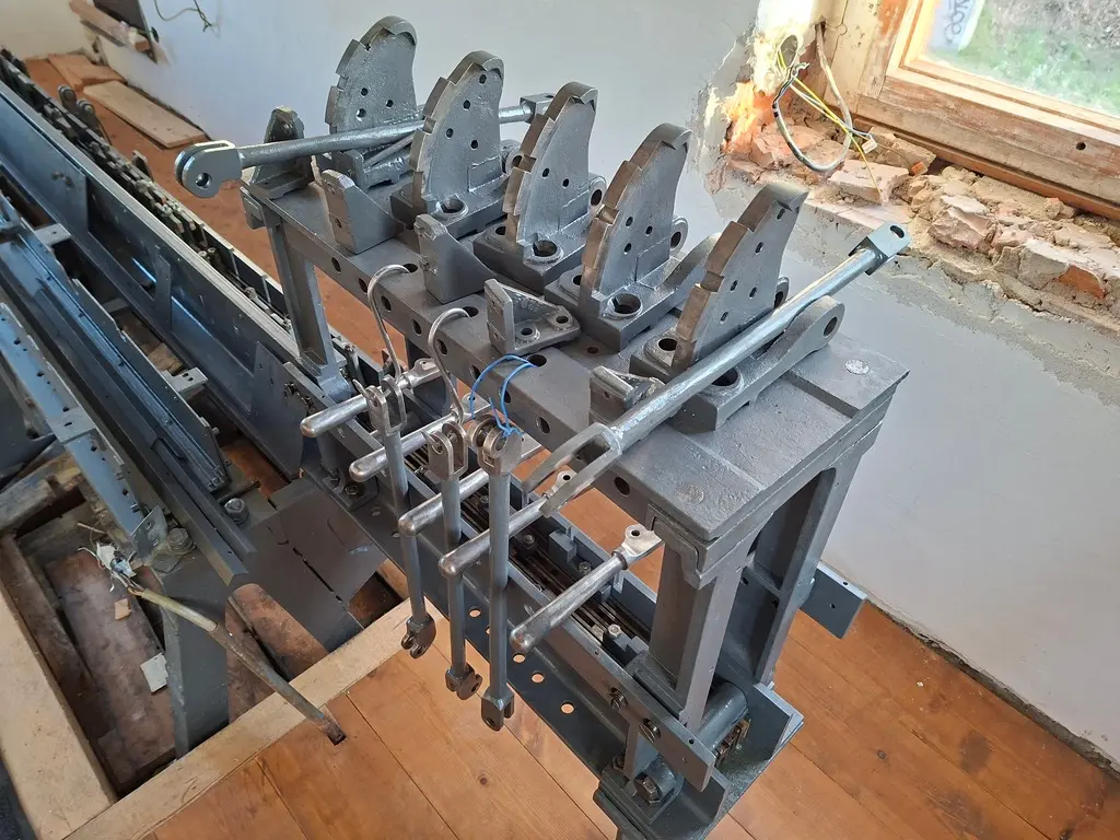Teile der Mechanik vom Block liegen zum Einbau bereit (Axel Trendelenburg)