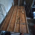 Die Arbeit mit Heißluftföhn und Spachtel ist ein Stundenfresser wie ich es selbst praktisch erfahren habe. Die Wand rechts ist auch noch einmal eine Tagesaufgabe (Jörg H. / Slg. ISEG).