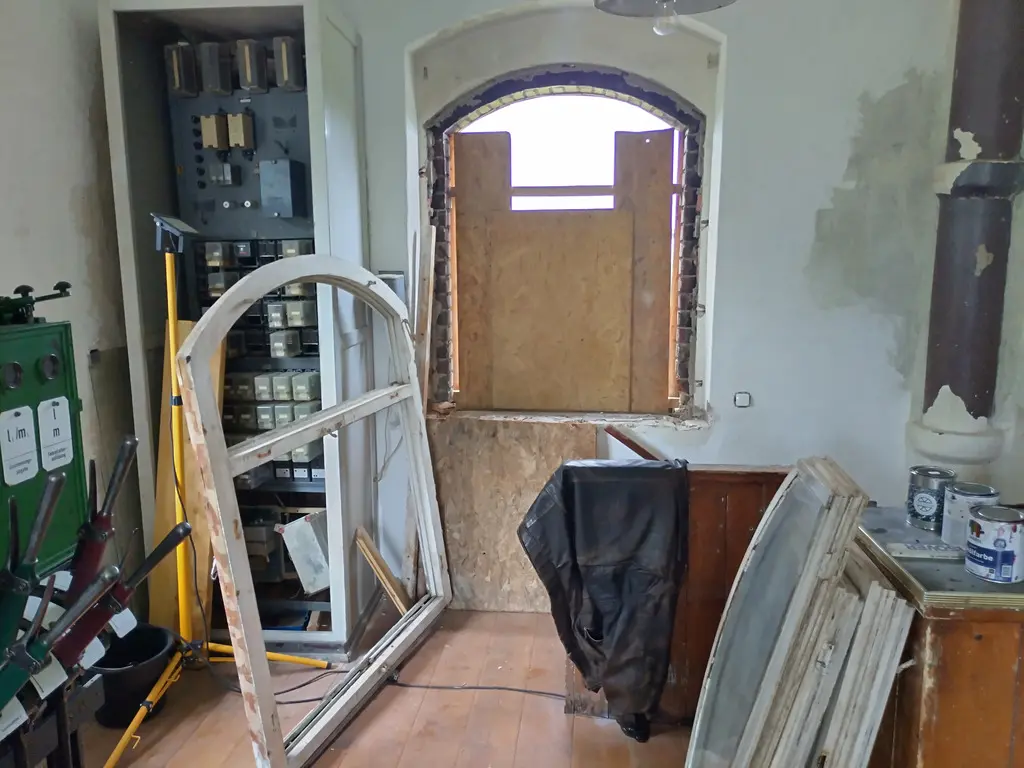 In der oberen Etage wurde ein Fensterrahmen ausgebaut um ihn aufzuarbeiten und das Fenster wurde notdürftig verschlossen (Jörg H. / Slg. ISEG).