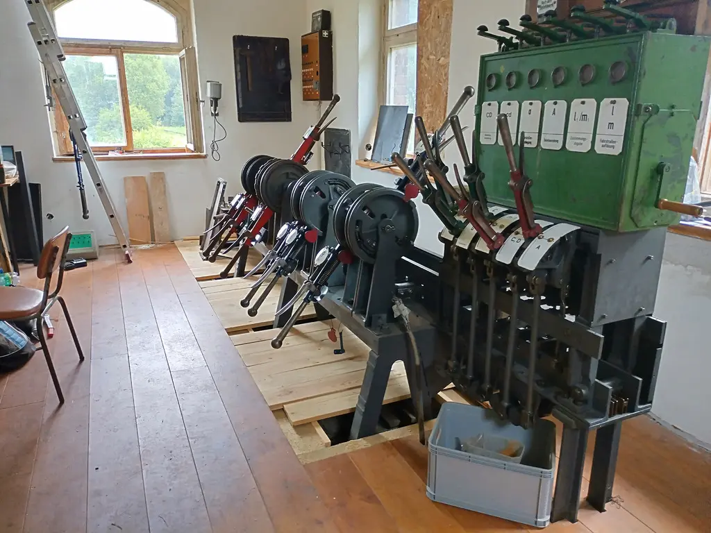 An der Hebelbank wird auch ständig gearbeitet. Stück für Stück wird gereinigt lackiert und wieder eingebaut (Jörg H. / Slg. ISEG).
