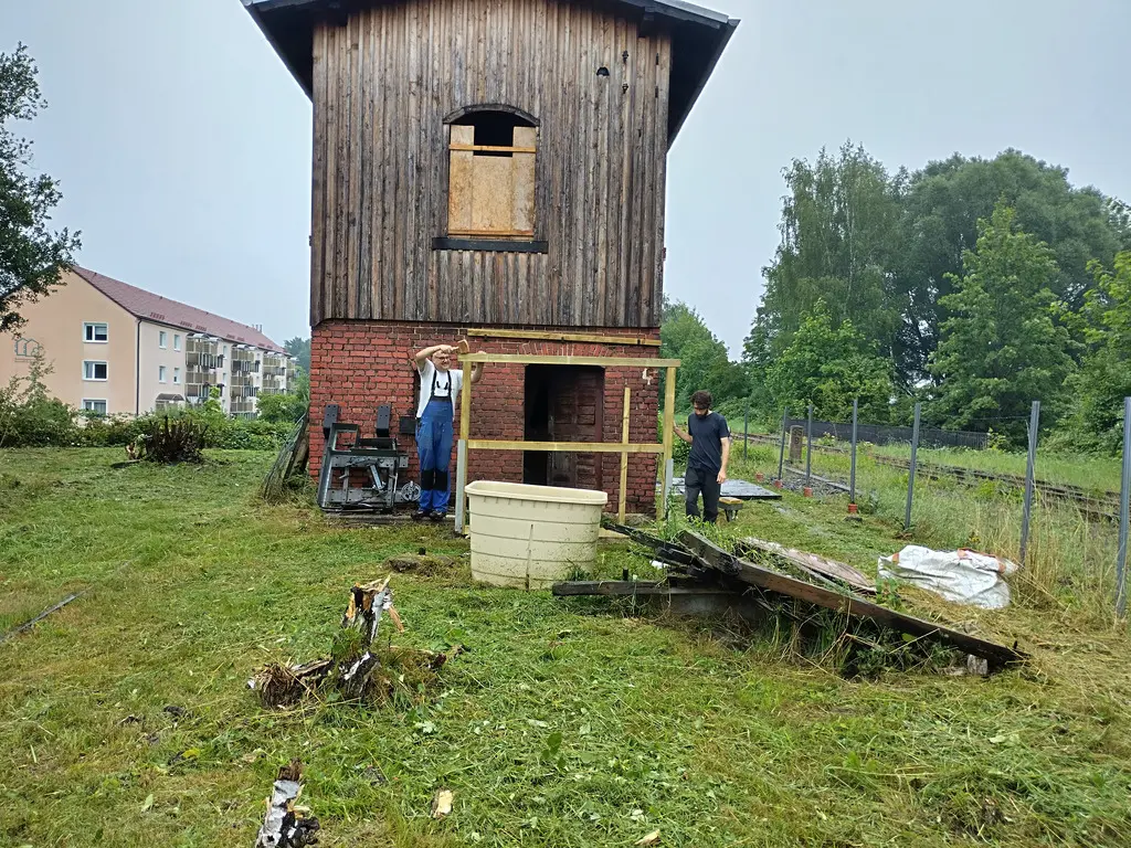 Außen tat sich auch etwas am Stellwerk, das Vordach über dem Eingang wurde in Angriff genommen. Die Hölzer wurden vorbereitet, zur Probe aufgebaut und nach gerichtet. Alles ist wie im Original miteinander verzapft (Jörg. H. / Slg. ISEG).