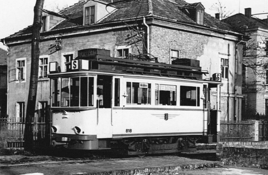 Im Januar 1952 hat er noch die Leiter, jedoch bereits eckige Fensterrahmen (kriegsbedingt
noch mit Ersatzverglasung und erneut einen Lyrabügel. Die Seitenwände sind noch nicht umgebaut.
(Hochsteiner, Slg. Axel Trendelenburg)