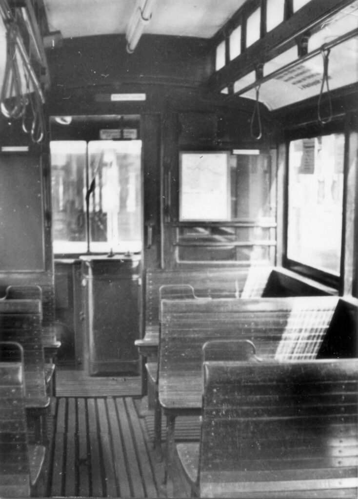 Der Fahrgastraum nach 1956, im Zuge der Modernisierung wurden Neonleuchten installiert (Gasch, Slg. mario Schatz)