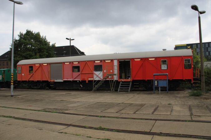Der Hilfszugwagen am 01.10.2025 im ehemaligen Bw Friedrichstadt (Kai-Uwe Hunger)